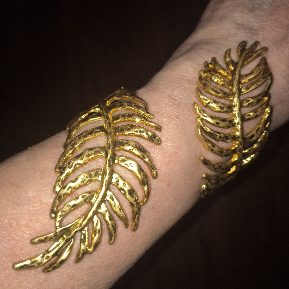 Beautiful gold Leaf Bracelet Lg.